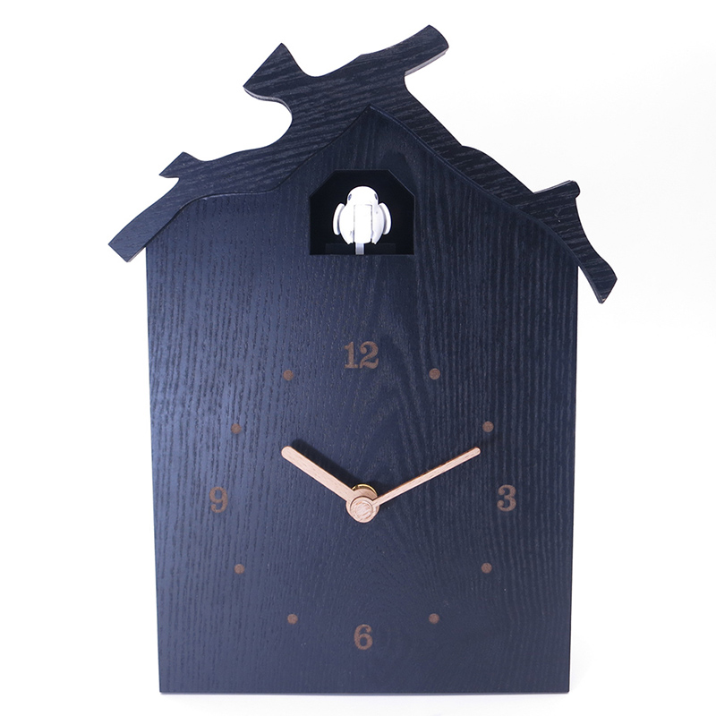 černé klasické dřevěné kukačkové hodiny